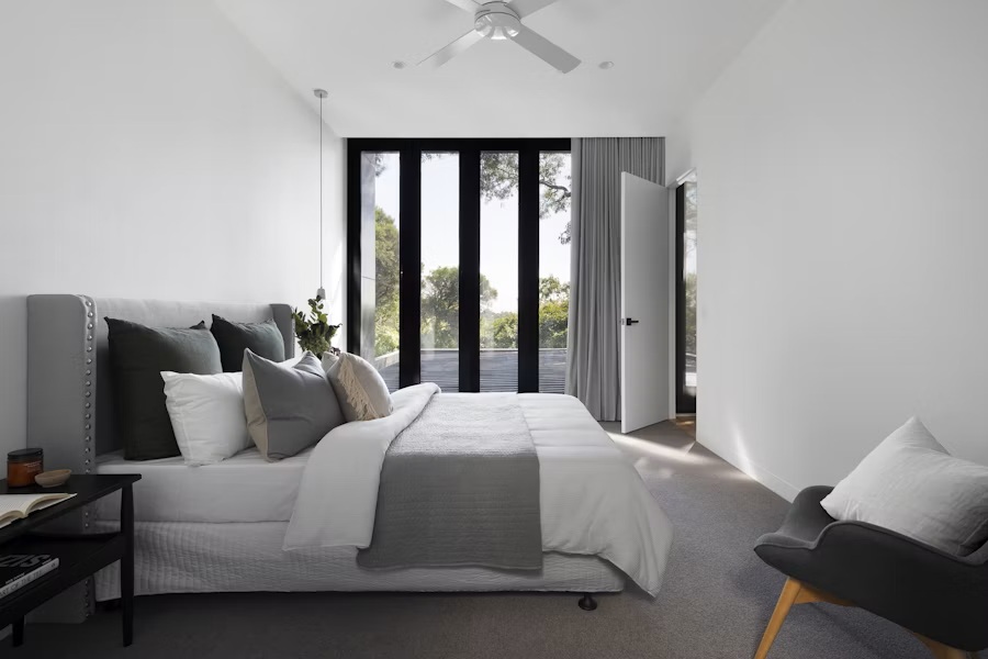 Maison rénovée avec de grandes ouvertures