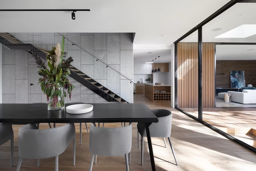 Maison rénovée avec de grandes ouvertures