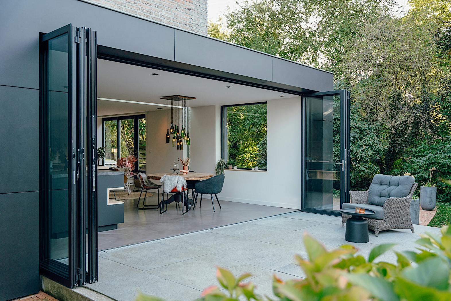 Intérieur lumineux avec grandes ouvertures sur l'extérieur