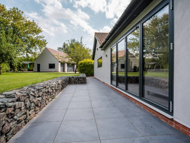 Maison rénovée avec de grandes ouvertures