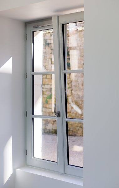 Maison rénovée avec de grandes ouvertures