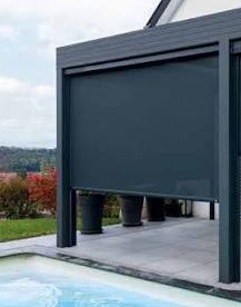 Maison rénovée avec de grandes ouvertures